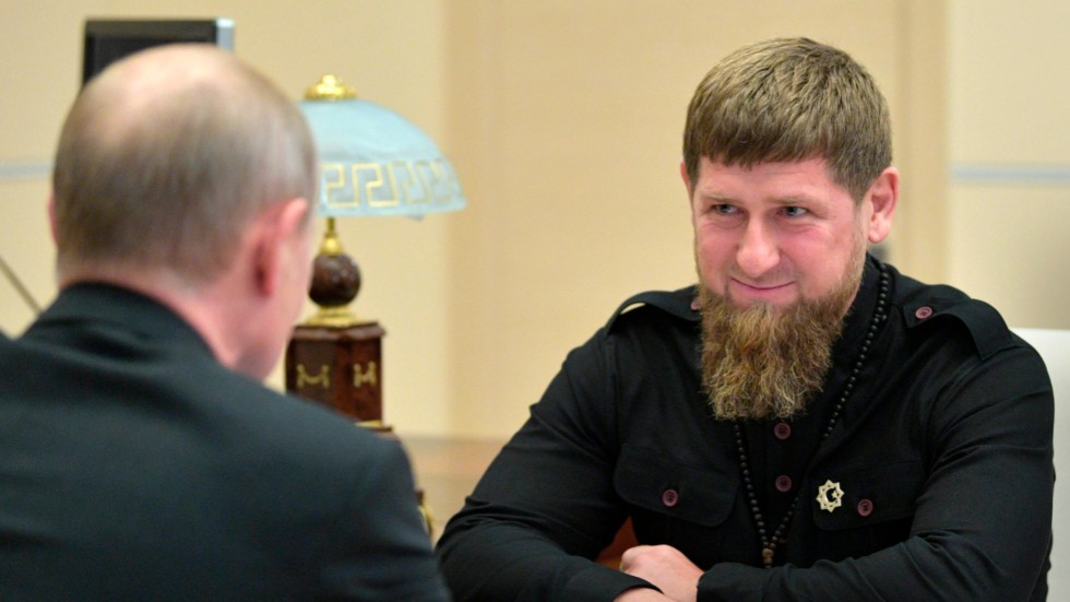 Tjetjeniens ledare Ramzam Kadyrov (till höger) på besök hos Rysslands president Vladimir Putin. Arkivbild.