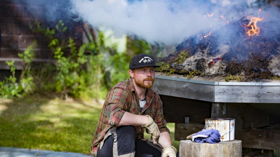 Daniel Berg älskar skog och natur. Nu följer han med sin erfarne svärfar för att lära sig konsten att framställa tjära.