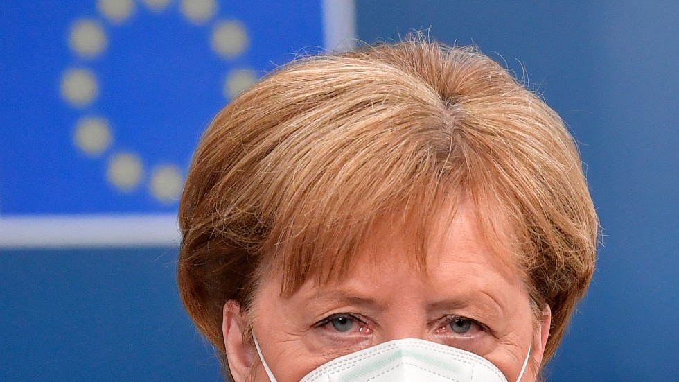 Här anländer Angela Merkel till toppmötets tredje dag 19 juli. Tysklands förbundskansler är så långtifrån en hobbypolitiker man kan vara. Hon kan sin politik kort sagt. 