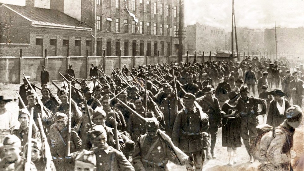 Unga polska soldater på väg till fronten för att försvara sin nya unga stat – och Europa.