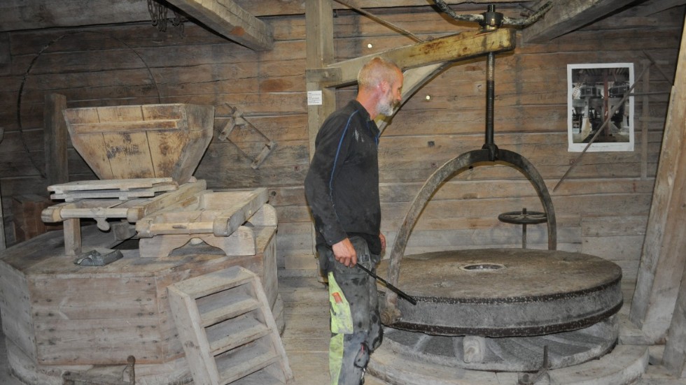 Mikael Gunnarsson vid hjärtat i verksamheten. Kvarnarna där många kilo mjöl malts genom åren.