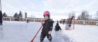 Skoj på isen i Boxholm: "Man vurpar men det gör inget"