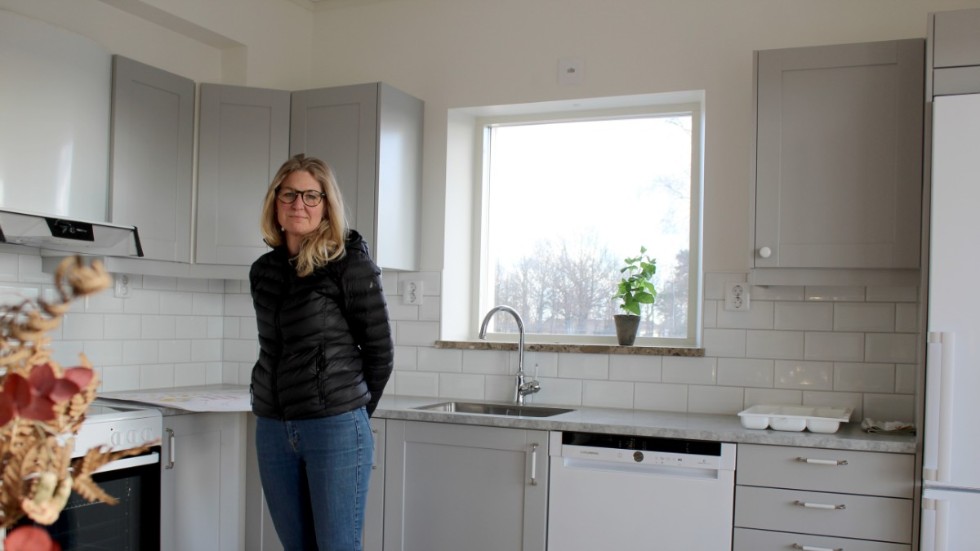 I bostadsrätterna har man satsat på hållbarhet och har bland annat satt solceller på taken. Här Cecilia Bergman Gustafsson i köket på en av lägenheterna. 