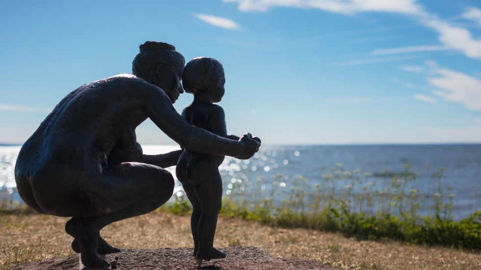 Skulpturen "Premiär" av Torsten Fridh med Vättern i bakgrunden.