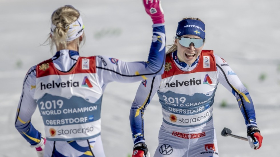 Maja Dahlqvist (till vänster) och Jonna Sundling vann VM-guld i sprintstafett i söndags.