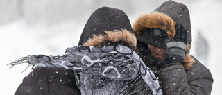 SMHI varnar för stormbyar och snösmocka