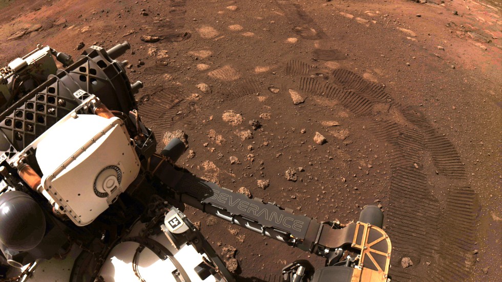 Foto taget under Perseverances rover under dess första korta tur på Mars.