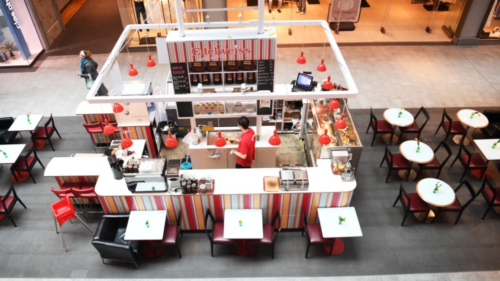 På till exempel kaféer i köpcentrum får bara en person åt gången serveras från och med måndag. Arkivbild.