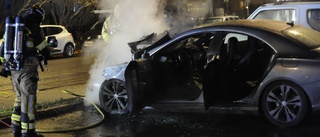 En bil utbränd och en värmeskadad i bilbrand