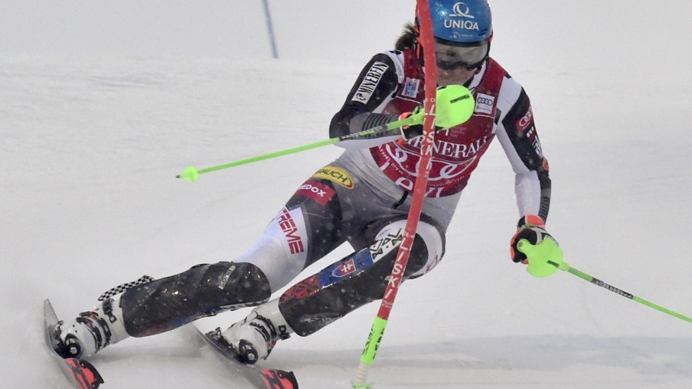 Petra Vlhova är i delad ledning med Michelle Gisin efter det första slalomåket i Levi på söndagen.