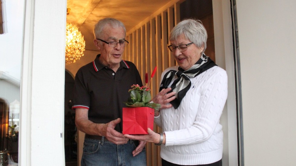 Lars-Erik och Berit Johansson i Vimmerby fyllde 80 i år respektive i fjol. "Fin gest av kyrkan, vi delar på blomman".