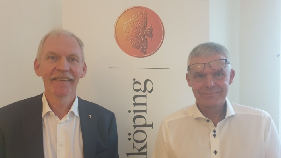 Sparbanken i Enköping är länets äldsta, nu levande, företag. Magnus Bromark, vd och Peter Asplund, kontorschef.