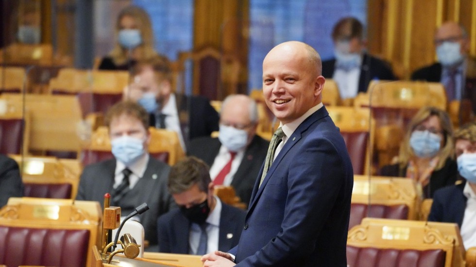 Senterpartiets ledare Trygve Slagsvold Vedum kan glädjas åt att partiet tycks ha kommit ikapp Norges två stora partier i opinionsmätningarna. Här står han i stortinget den 3 december.