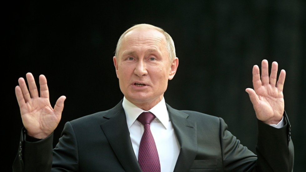 Insändarskribenten menar att han inte försvarar Putin utan förklara spelet mellan Nato/USA och Ryssland.
