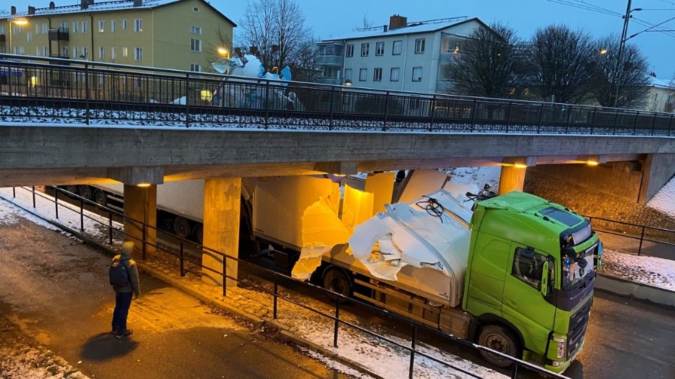 Lastbil fast under viadukten på Vasavägen.