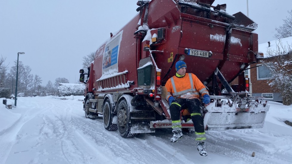 Sophämtningen försvårades av snön som fallit i Vimmerby.