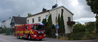 Larm: Misstänkt brand i flerfamiljshus