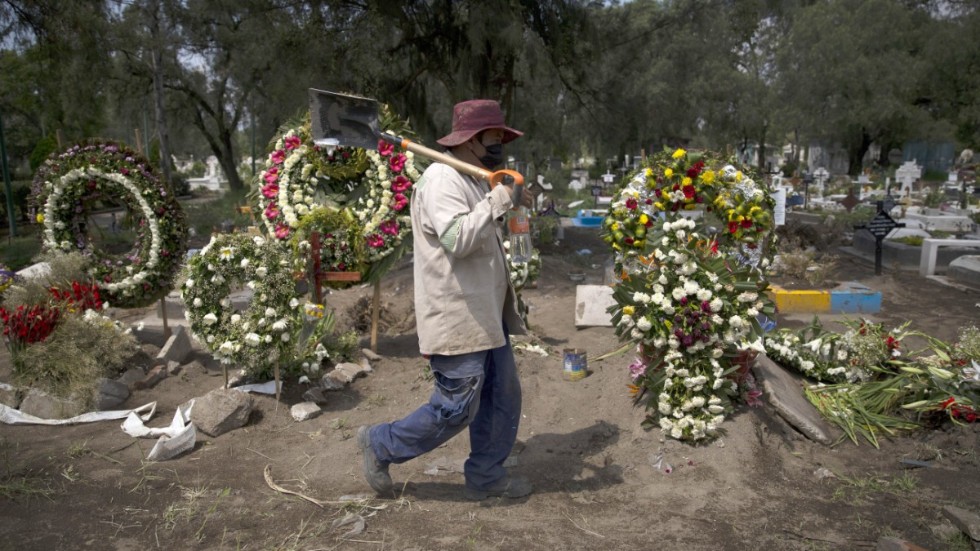 Gravar för covidoffer på en kyrkogård i Mexico City.