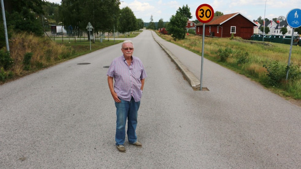 "Det finns skräckexempel på hur fel det kan bli" säger Göran Berglund och tänker på Norra Järnvägsgatan. 
"Här är det helt fel med 30, gatan är lång och bred som en autostrada"