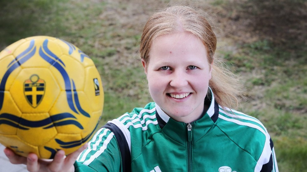 Emma Adolfsson är en nyckelspelare i Rosenfors IK. I premiären mot Gullringen gjorde hon två mål.
