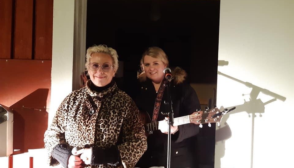 Anna Landucci och Lina Edgar sjöng och spelade julsånger för gruppboenden på torsdagkvällen.