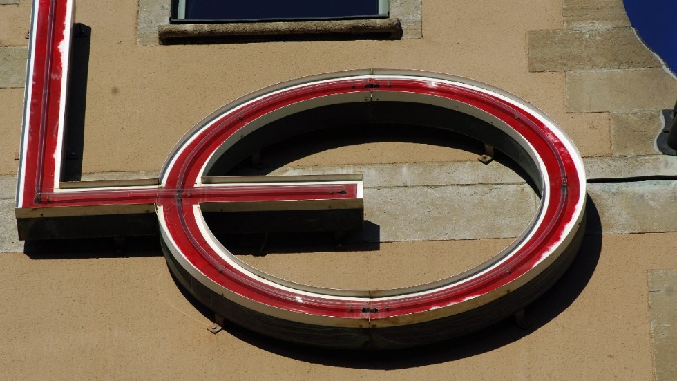 LO:s emblem på LO-huset vid Norra Bantorget. Arkivbild.