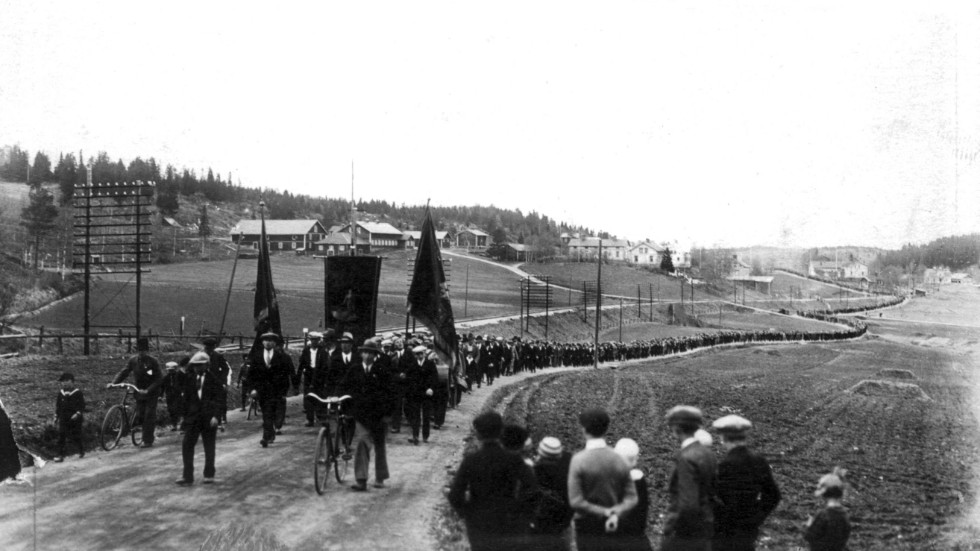 Sjunde delen i Vibeke Olssons romansvit utspelar sig 1932 – ett år efter att fem strejkande arbetare sköts ihjäl i Ådalen. Nu vankas strejk också på sågverket i Svartvik.