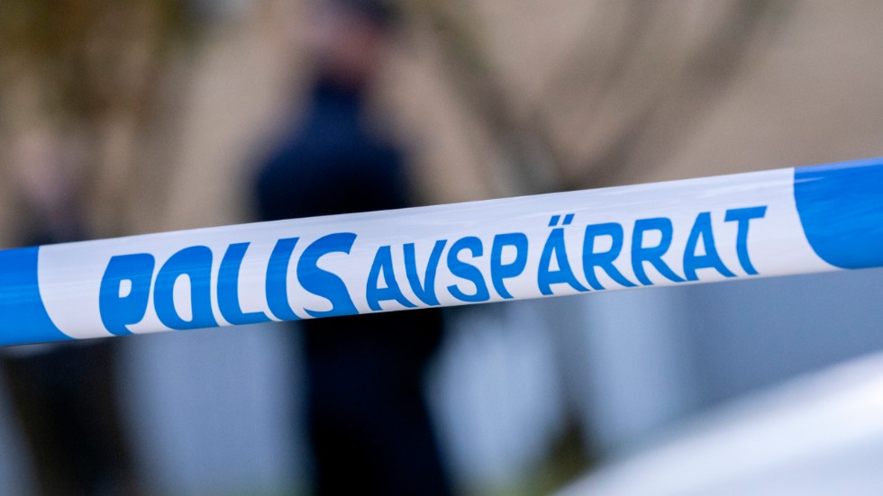 Polisen har spärrat av ett område vid ett socialkontor i Kristinehamn, sedan en låda som misstänks ha farligt innehåll hittats där. Arkivbild.