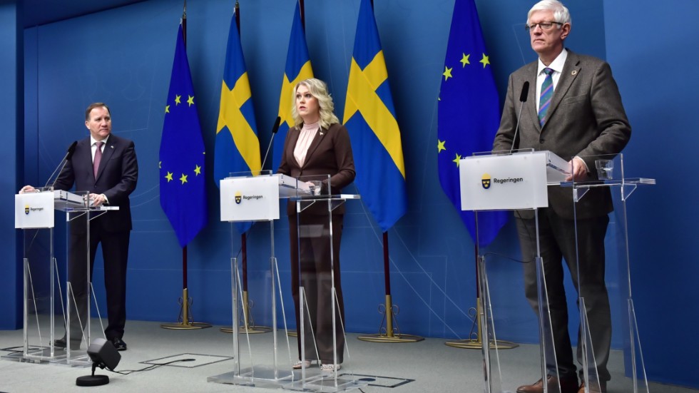 Statsminister Stefan Löfven (S), socialminister Lena Hallengren (S) och Folkhälsomyndighetens generaldirektör Johan Carlson vid en pressträff i november i fjol.