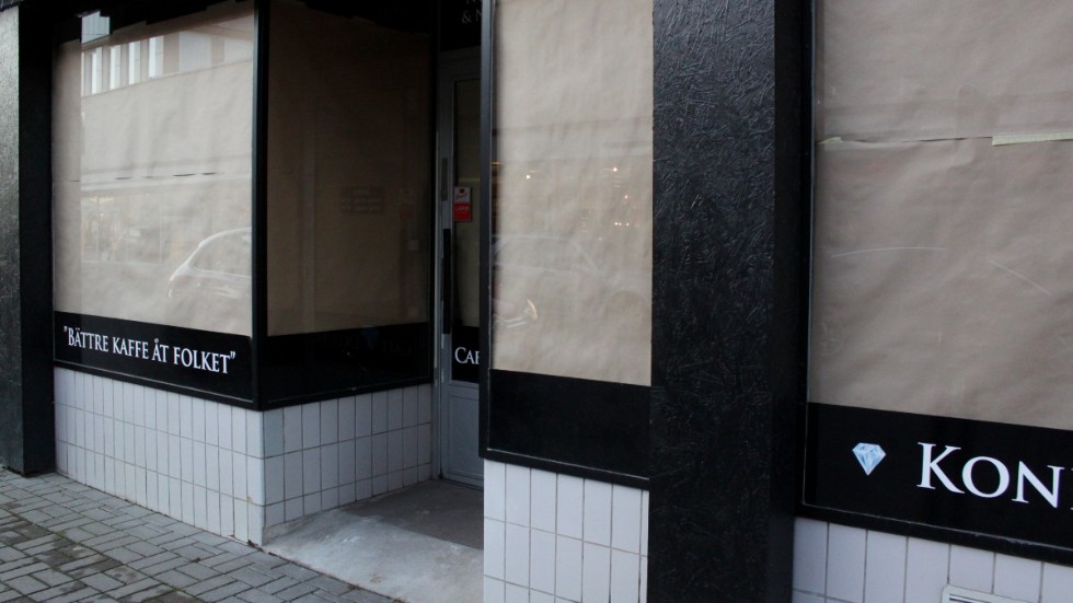 Gråpapper för fönstren signalerar att något är på gång inne i de tomma cafélokalerna på Storgatan. Om några veckor öppnar en ny restaurang.