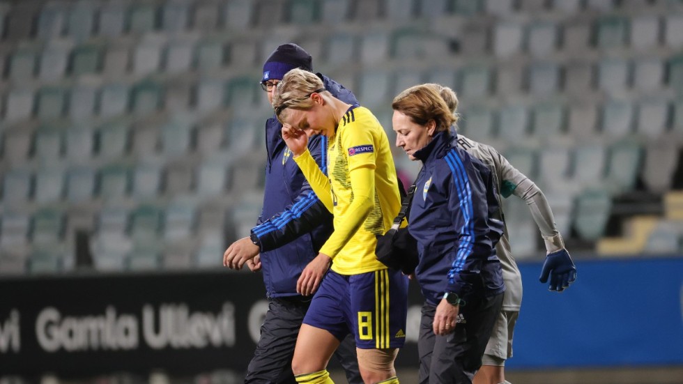 Lina Hurtig tvingades till byte i EM-kvalet mot Lettland i torsdags. Nu missar hon tisdagskvällens match mot Island.