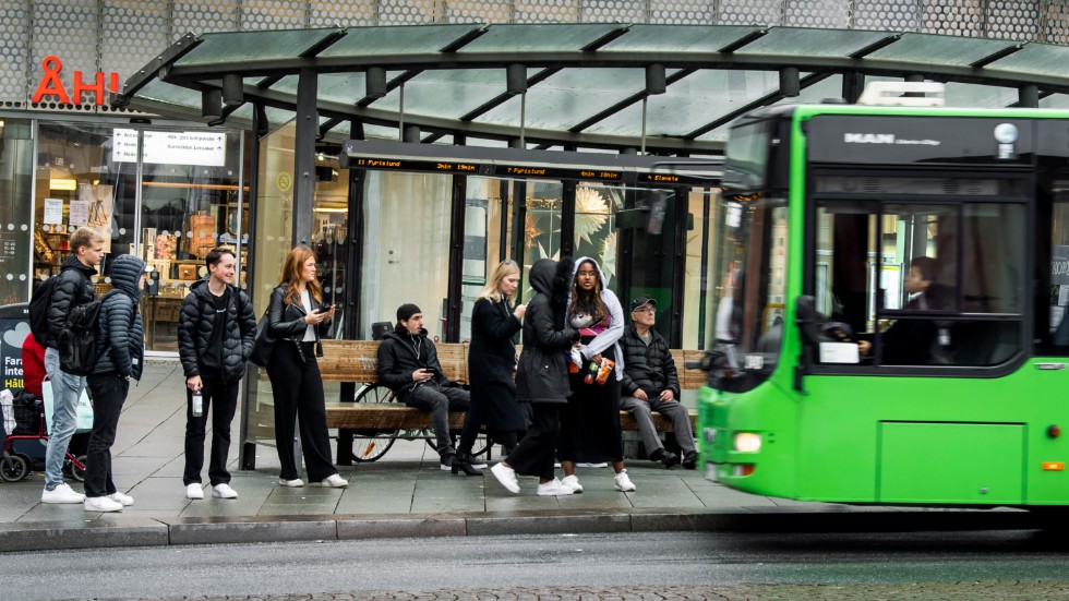 Från och med den 20 oktober uppmanas alla som vistas i Uppsala län att undvika resor med kollektivtrafik eller andra allmänna färdmedel och undvika att ha fysisk kontakt med andra personer än de som man bor tillsammans med. Arkivbild.