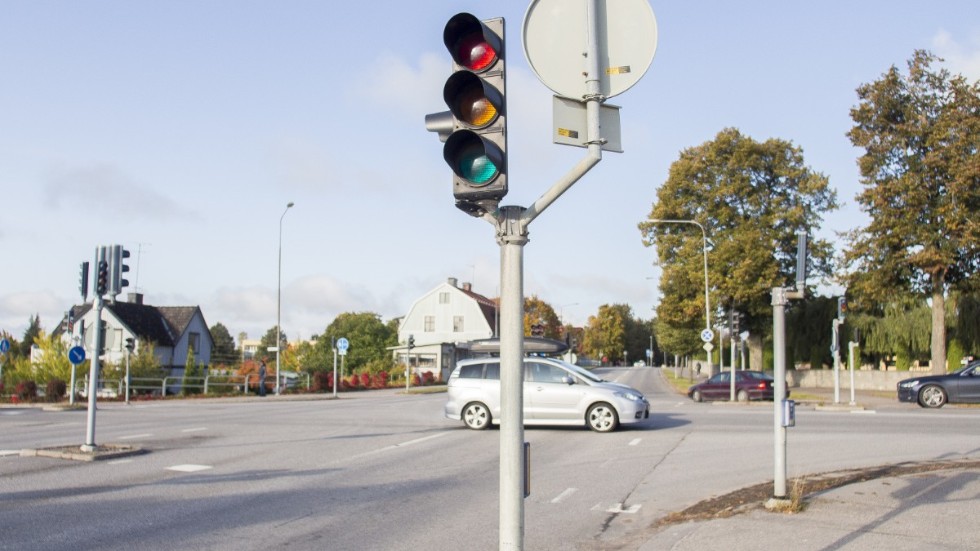 Katrineholms äldsta trafikljus vid Västgötagatan/Vingåkersvägen ersätts med en cirkulationsplats för en tryggare trafikmiljö, skriver S och M.