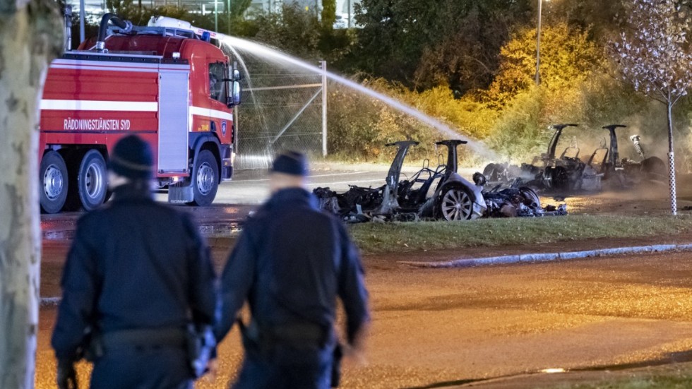 Elbilar brinner inte bara under längre tid än vanliga bilar – de kan dessutom återantända. Bild från en brand utanför elbilstillverkaren Teslas lokaler i Malmö i oktober.