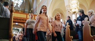 Barnen tog plats i kyrkan med mäktig sång