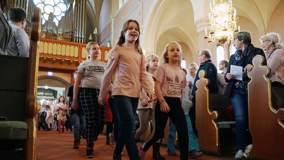 Barnen tågar in i Sankt Petri kyrka. 