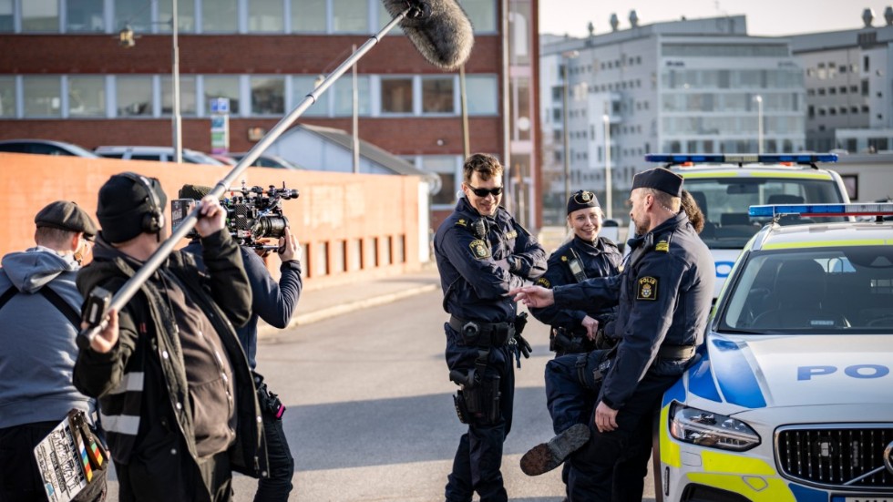 Oscar Töringe (Magnus), Amanda Jansson (Sara), Anna Sise (Faye) och Per Lasson (Jesse) under inspelningen av den andra säsongen av "Tunna blå linjen" som kommer på SVT i höst.