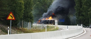Lastbil välte och började brinna på E4 – väg avstängd