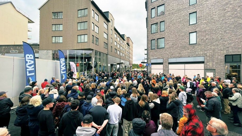 Besökare köar till handelskvarteren i nya Kiruna centrum under invigningens första dag i torsdags. Den officiella invigningsceremonin går av stapeln under lördagen.