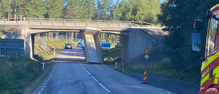 Lastbil körde in i bro – en person förd till sjukhus