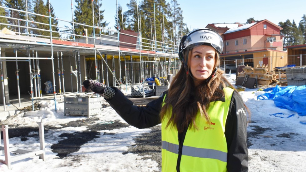 Alexandra Miller from Skebo visits the construction site. In the background you can see the existing brick houses in the area.