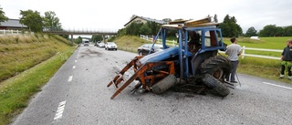 Demolerad traktor spärrar trafiken