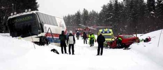 Kvinna omkom i frontalkrock med buss