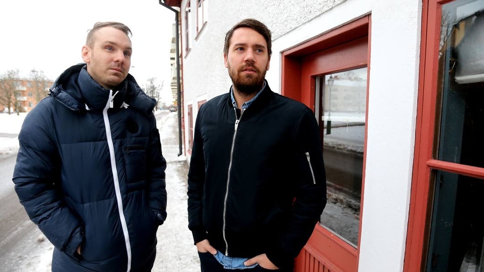 Stölddrabbade. Ulf Textorius och Patrik Griph på reklambyrån Linkin vid fönstret som krossades av inbrottstjuven.
