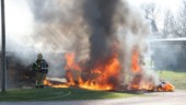 Bilar fattade eld i Stora Almby – spred sig till garage