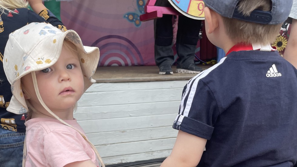 Kusinerna Stella och Einar trivdes framför scenen.