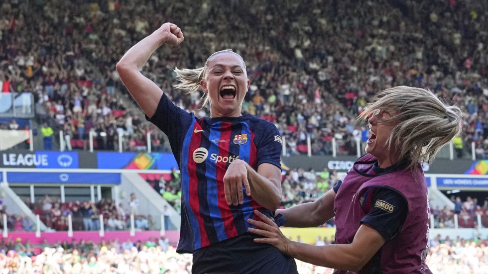 Fridolina Rolfö skriker ut sin glädje efter 3–2-målet för Barcelona i finalen i Champions League.