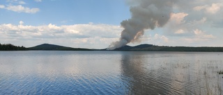 Skogsbrand i naturreservat – brandflyg kallas in