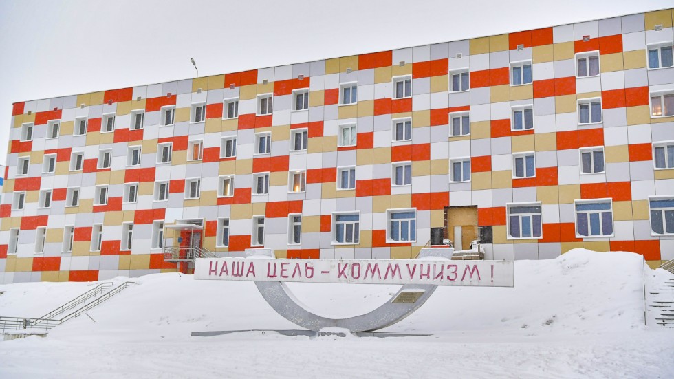 "Kommunism är målet", står det på ett betongmonument i den ryska gruvorten Barentsburg på Svalbard. Bild från 2020.