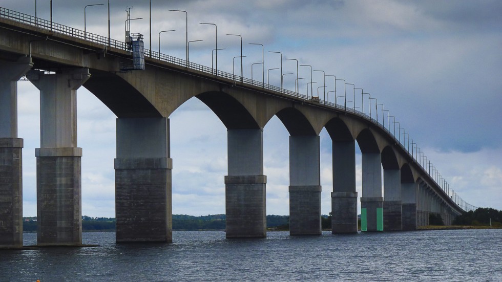 KD-debattörerna instämmer i Suicide Zeros uttalande att även äldre broar bör förses med skyddsräcke och tar Ölandsbron som ett exempel där åtgärd behövs. I snitt sker 17 självmord per år kopplat till broar i Sverige. 